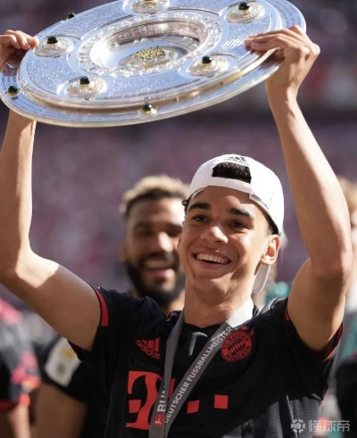 22岁穆西亚拉闪耀足坛，5德甲冠军、1欧冠、1世俱杯，共揽11项荣誉！