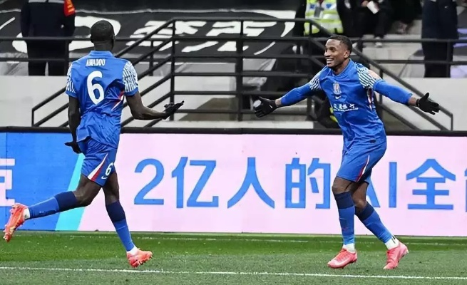 申花绝地反击，加布里埃尔双响助力3-2海港，路易斯绝杀夺冠一幕震撼全场